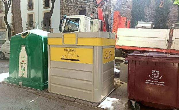 Sustitución de los contenedores soterrados de la calle Rastro por otros de superficie