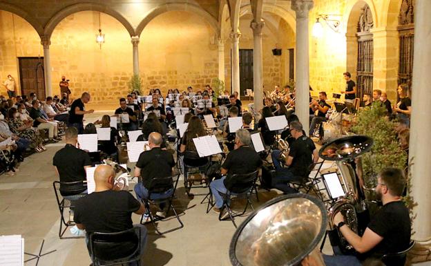 Las canciones de Sabina sonaron con esa textura popular que aporta una banda de música