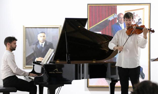 Concierto de viola y piano en la sala Pintor Elbo del Hospital de Santiago