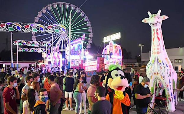 Comienza una feria con atracciones pero sin casetas y con horario de apertura y cierre