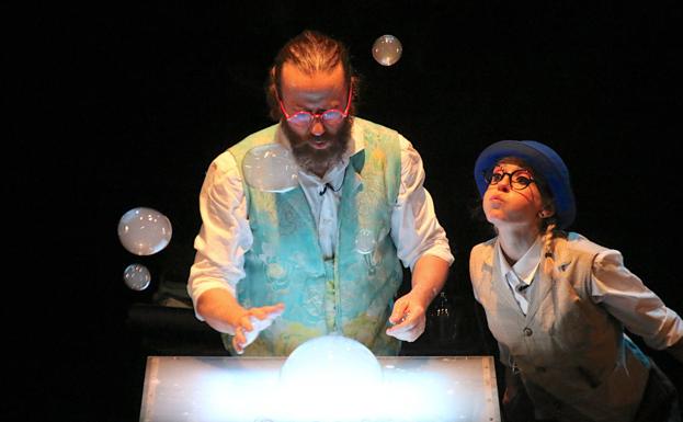 Pompas de jabón para inaugurar el Festival de Clown y Circo 'Cucha de otoño'