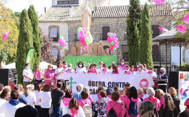Decenas de personas sacaron pecho por quienes sufren cáncer de mama