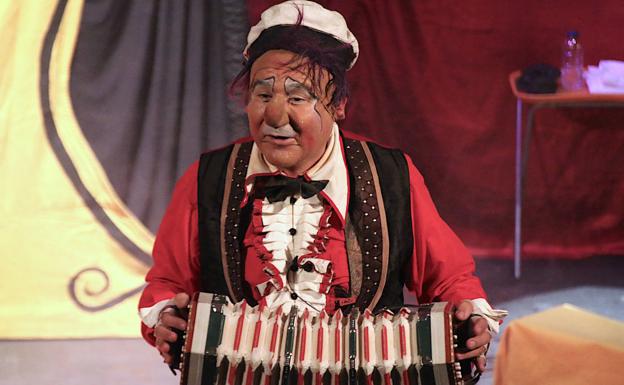 Aziz Gual, el payaso que da vida a la persona