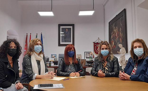 Convenio con el Centro Universitario Sagrada Familia para que el alumnado realice prácticas en la administración local
