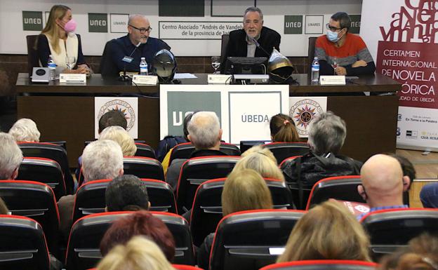 La ciudad viaja en el tiempo a través de la recreación y la novela histórica