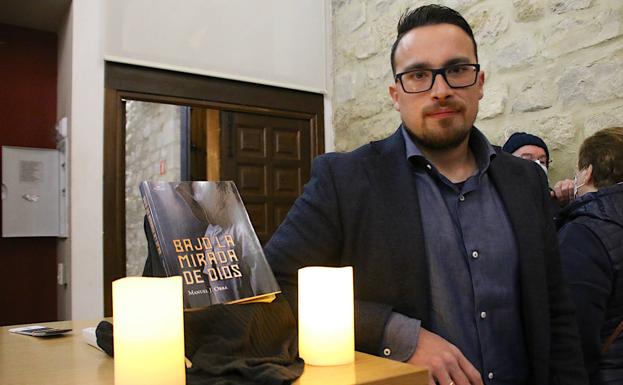 Presentación de 'Bajo la mirada de Dios', primera novela del ubetense Manuel J. Obra