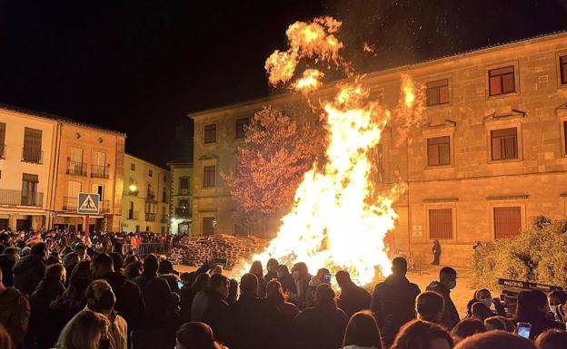 La tradición de San Antón se mantuvo en la plaza Primero de Mayo