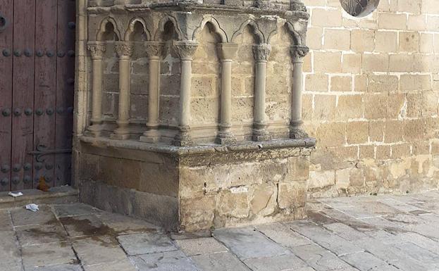 Pintadas y heces en la Puerta de los Carpinteros de la iglesia de San Pablo