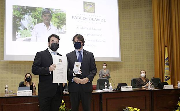 La Universidad Pablo de Olvide otorgó a Arsenio Moreno Mendoza su medalla al mérito, a título póstumo