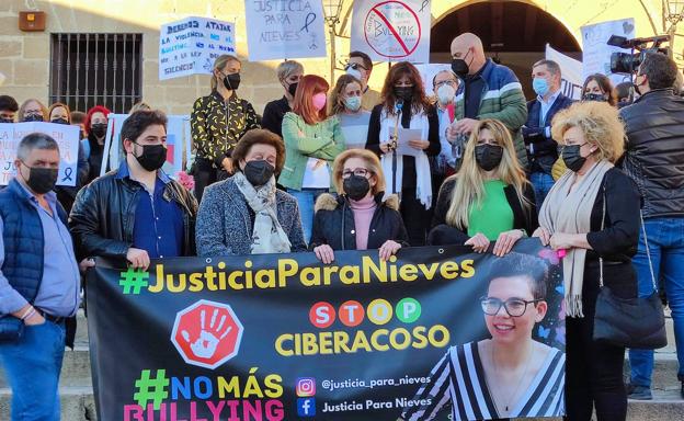 Concentración contra el acoso y el ciberacoso ante el Hospital de Santiago