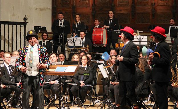 Música y humor en el 'des-concierto' de la Agrupación Musical Ubetense y Los Salpiñoni