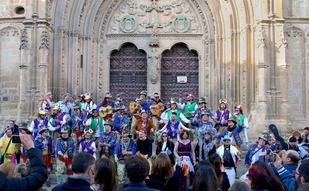 El Carnaval se echó a la calle con una gran fiesta en la plaza Primero de Mayo