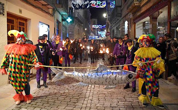 El desfile del Entierro de la Sardina puso fin al Carnaval