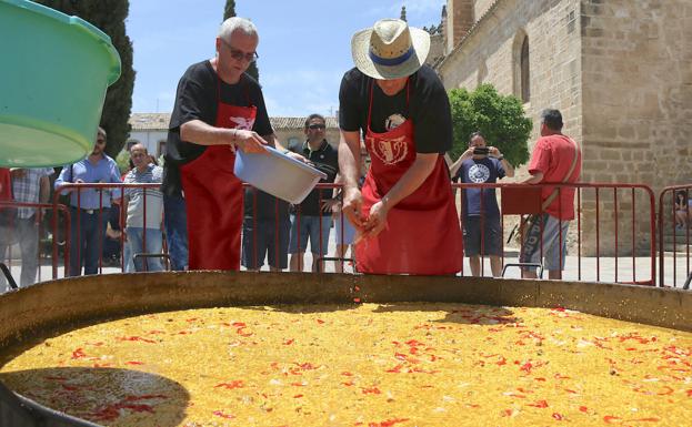 Cuarta edición de la Paella Gigante Solidaria de las cofradías de la Soledad y la Humildad