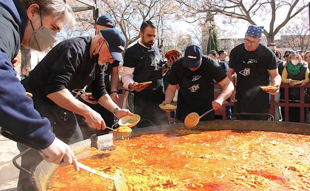 Éxito de la Paella Gigante Solidaria de las cofradías de la Soledad y la Humildad
