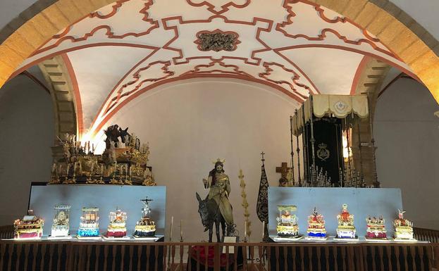Exposición de tronos en miniatura en la iglesia de la Trinidad