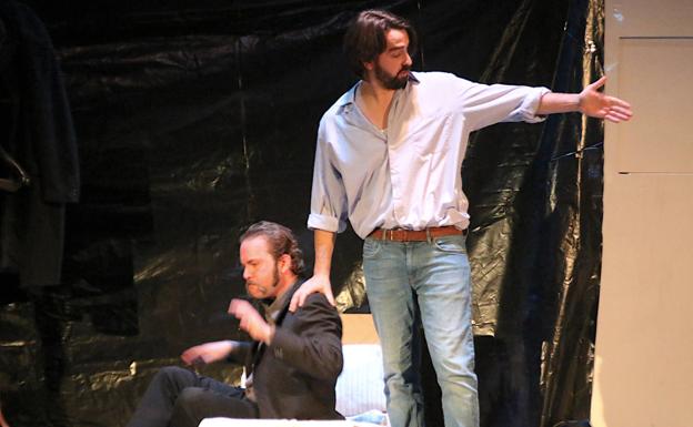 El grupo teatral La Lengua de los Gatos representó la obra 'El montaplatos'