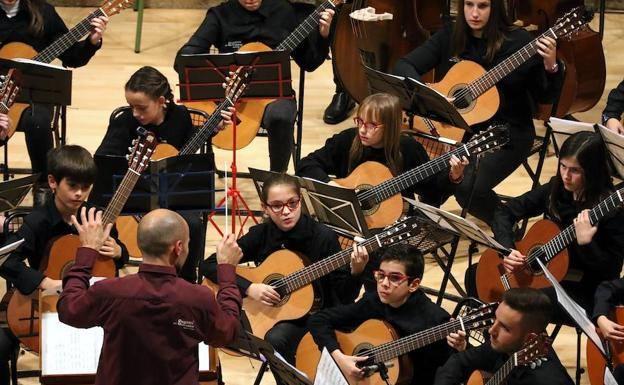 Música cofrade para orquesta de guitarras