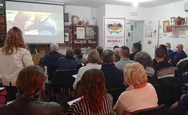La sede de Nudialli acoge varios talleres y una charla sobre adicciones