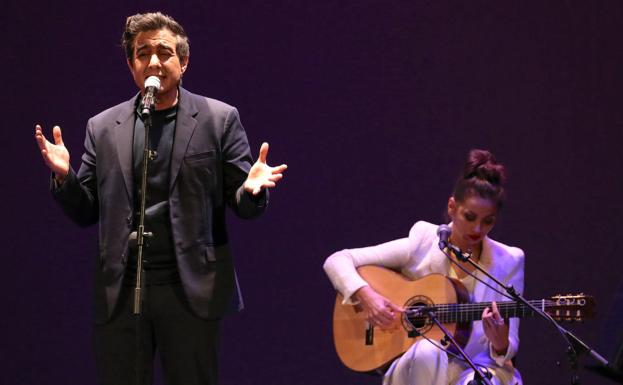 Valderrama cantó y habló de 'Mujeres de carne y verso'