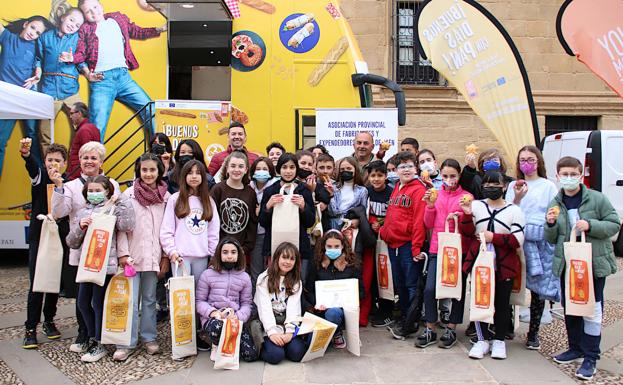 El Capitán Pantástico pasó por Úbeda para reactivar el consumo de pan entre los más pequeños