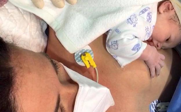 El hospital de Úbeda comienza la práctica piel con piel tras los partos