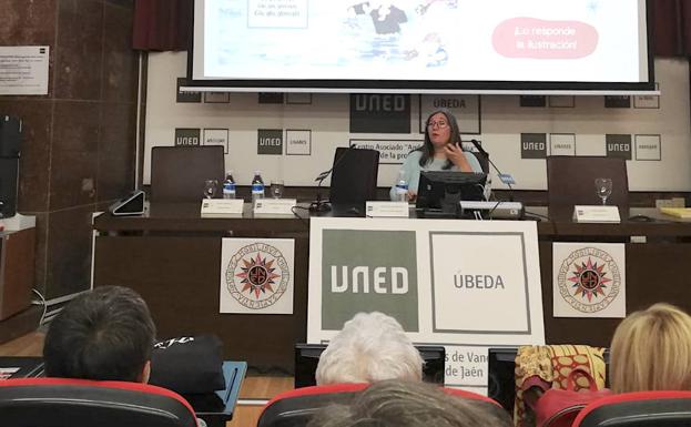 Carolina Lesa Brown abrió el Ciclo de Narración Oral hablando sobre el álbum ilustrado