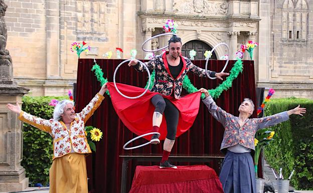 El clown y el circo toman las calles ubetenses durante el 'Cucha de primavera'