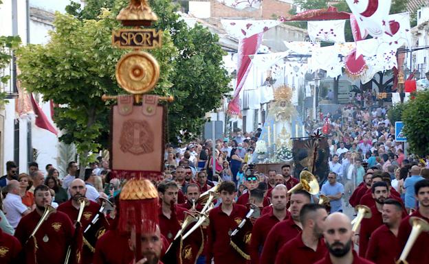 La Virgen de la Soledad paseó por su barrio en la festividad de la Ascensión