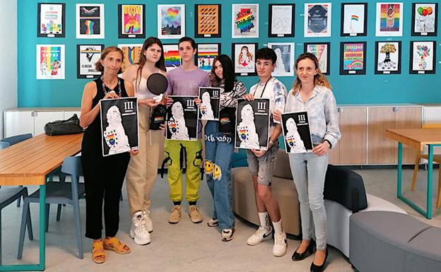 Exposición de trabajos del concurso para elegir el cartel anunciador de la Semana del Orgullo LGTBI