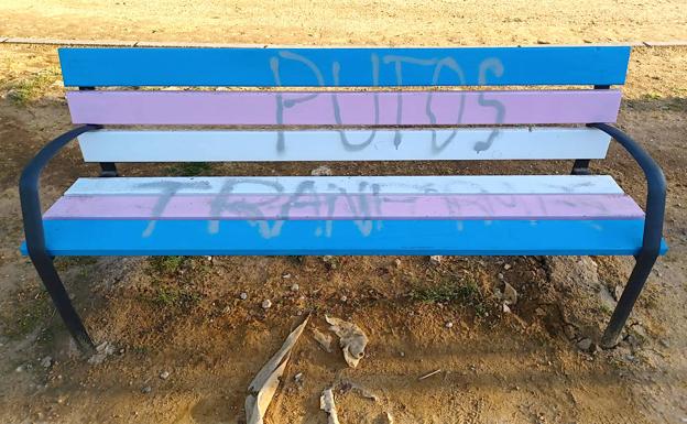 Pintada en un banco del Parque Norte de Úbeda que luce la bandera del orgullo trans