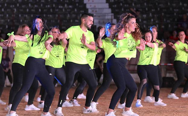 Unas 800 personas de todas las edades participaron en el Encuentro de Ritmos Latinos