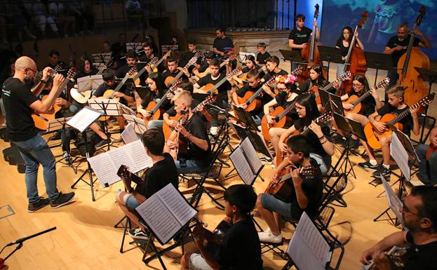 Variado concierto de la Orquesta de Guitarras y Contrabajos del Conservatorio de Úbeda
