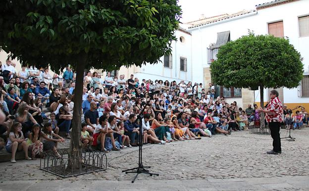 Varios cientos de personas disfrutaron de los cuentos que sonaron de plaza en plaza