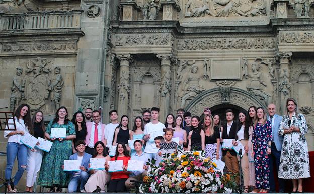 Agradecimientos y reconocimientos en la gala de homenaje a la comunidad educativa