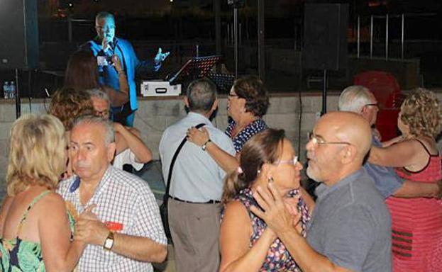 Vuelven las veladas nocturnas para mayores en el Complejo Municipal de Piscinas