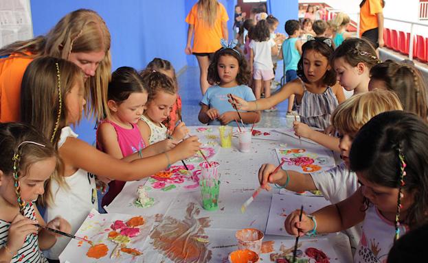 Más de 500 menores disfrutan de los campamentos urbanos