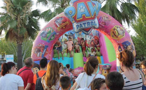 'Úbeda Jumping' reúne a docenas de menores para disfrutar de hinchables