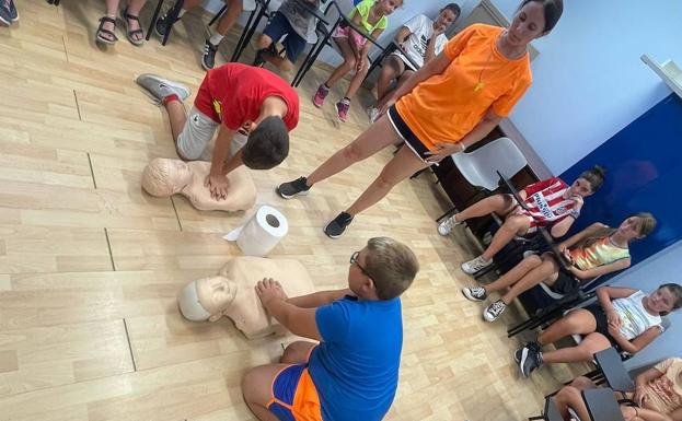 Los menores del campamento urbano aprenden primeros auxilios