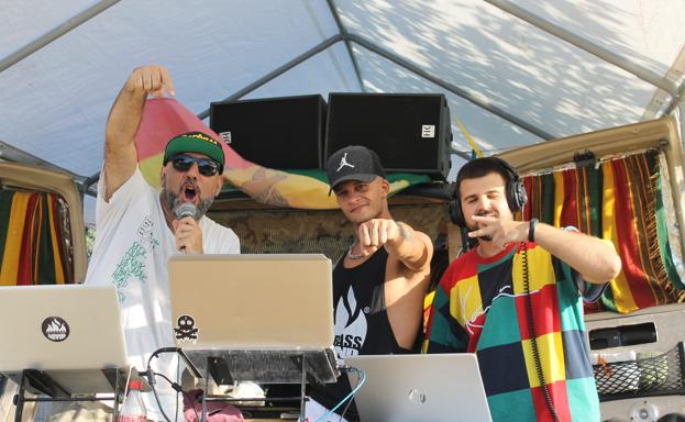 La 'Pool Party' cosecha un gran éxito en la piscina municipal