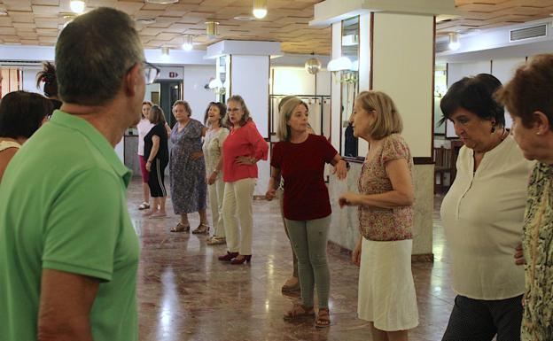 Amplia participación en el curso intensivo de sevillanas que imparte Participación Ciudadana