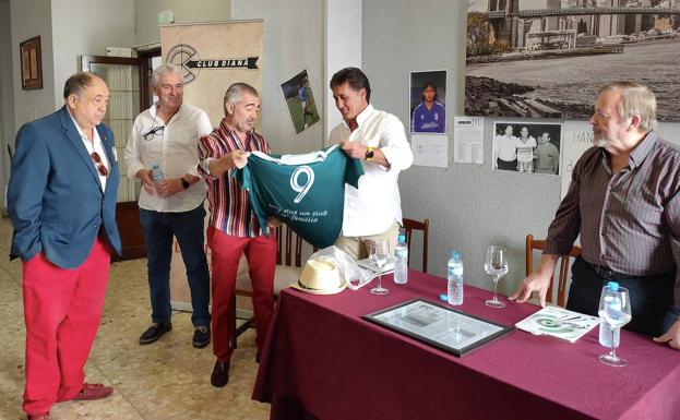El Club Diana homenajeó al futbolista ubetense Carlos Muñoz