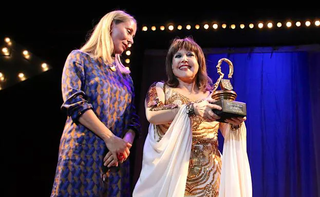Loles León recibió el Premio Nacional de Teatro 'Antero Guardia'