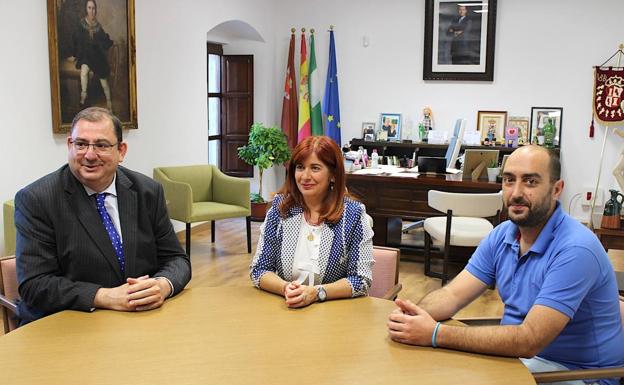 El conservatorio o las obras pendientes en colegios, entre los temas tratados con el delegado de Hacienda