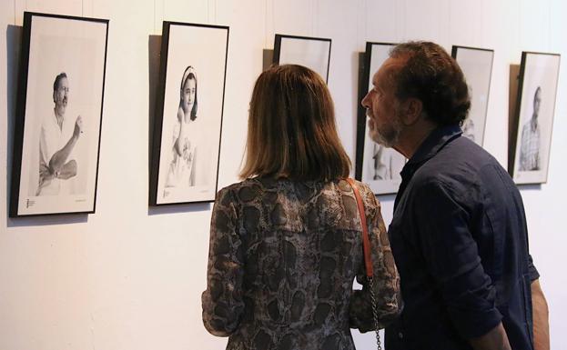 La Asociación Fotográfica expone los retratos que algunos de sus miembros hicieron en plena calle