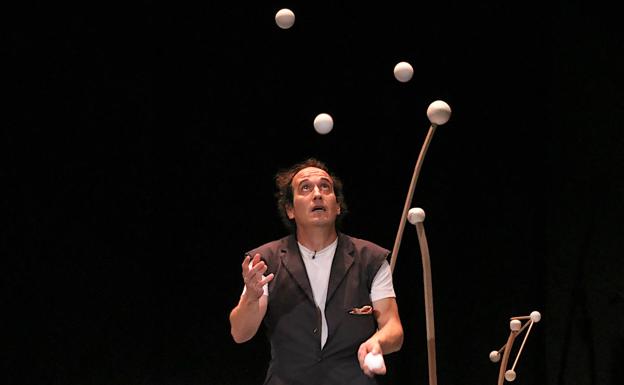 Malabares, magia y equilibrios a base de pelotas de ping pong