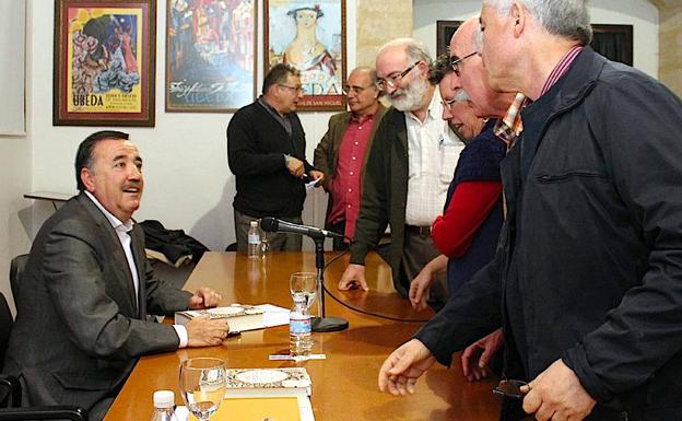 El escritor Jesús Maeso presenta hoy en Úbeda su nueva novela 'La Rosa de California'