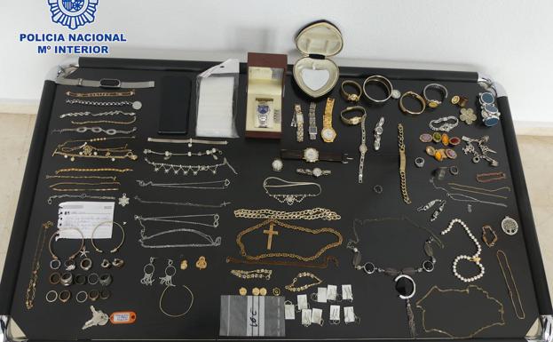 La Policía Nacional detiene en Úbeda a una mujer que sustraía joyas a personas mayores