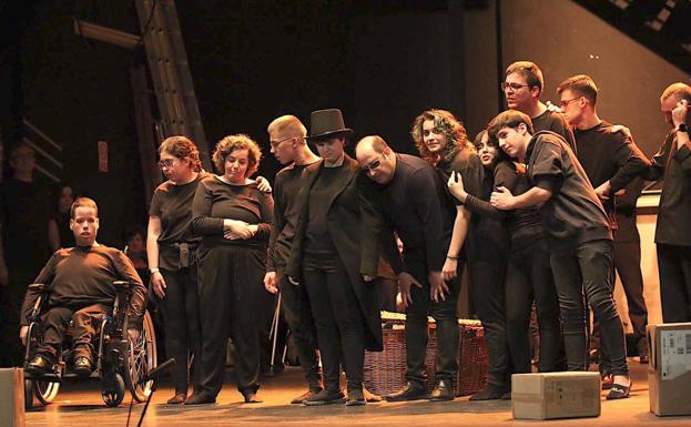 El último montaje de la Escuela Municipal de Teatro reunió en escena a más de 60 personas