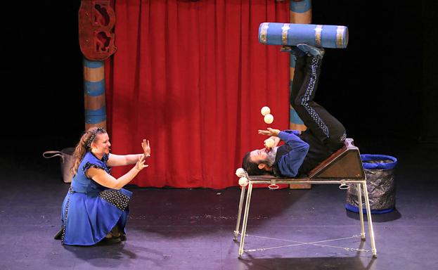 Humor y malabares durante el espectáculo 'Malabarian on the Rox'